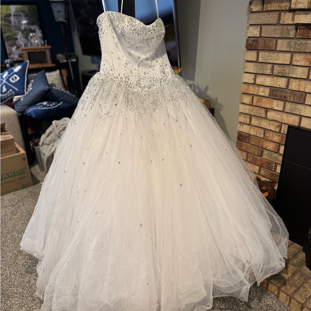 Elegant White Strapless Dress